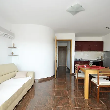 Apartment Svalina - Seaview And 130m From Trogir