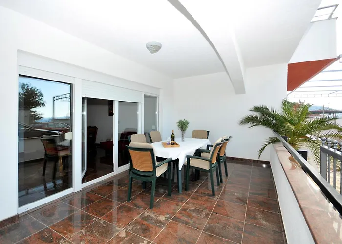 Daire Svalina - Seaview And 130m From