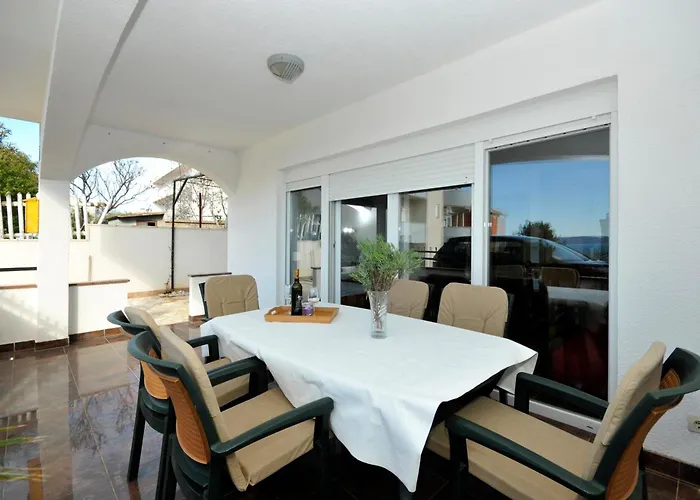 Daire Svalina - Seaview And 130m From *